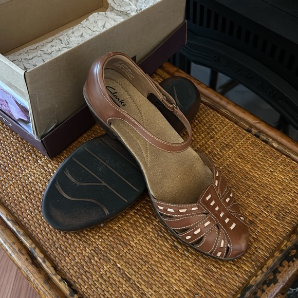 Clarks Wendy soft cushion tan/brown closed toe sandals, kitten heel size 11w - Picture 5 of 6